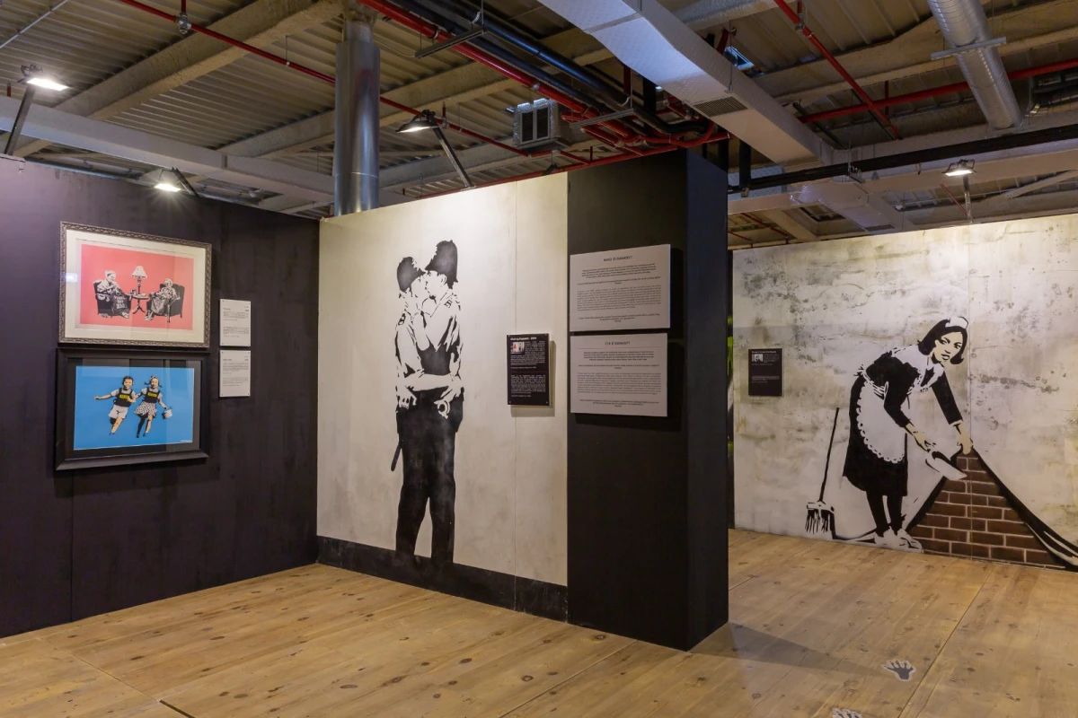 L’arte irriverente di Banksy conquista Roma Tiburtina